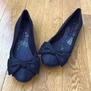 Black bow flats